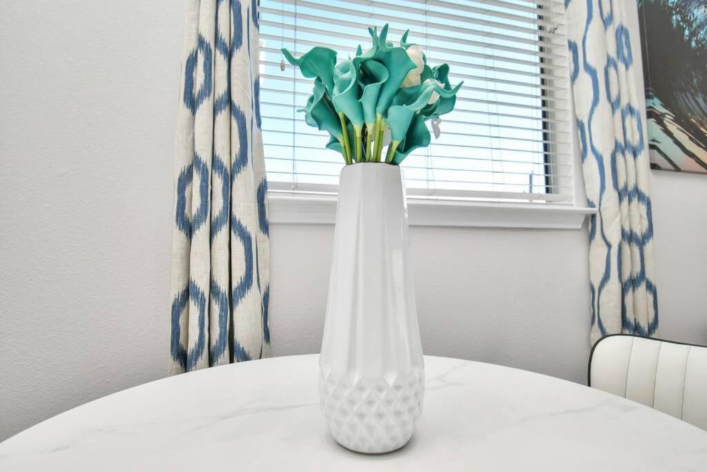 Chic Retreat-Walk To Nrg-Pool Apartment Houston Bagian luar foto