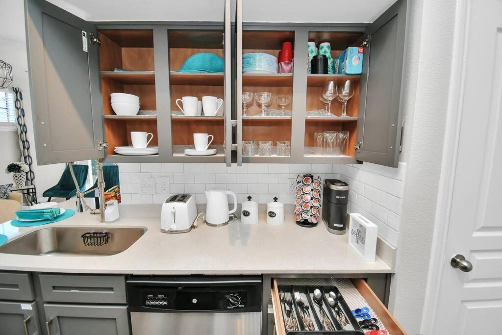 Chic Retreat-Walk To Nrg-Pool Apartment Houston Bagian luar foto