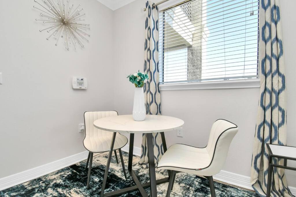 Chic Retreat-Walk To Nrg-Pool Apartment Houston Bagian luar foto