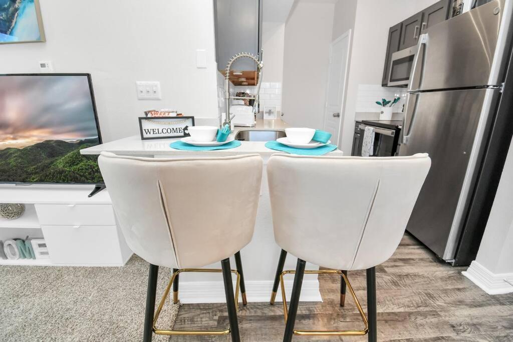 Chic Retreat-Walk To Nrg-Pool Apartment Houston Bagian luar foto
