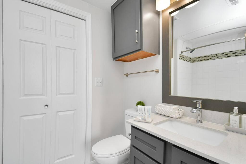 Chic Retreat-Walk To Nrg-Pool Apartment Houston Bagian luar foto