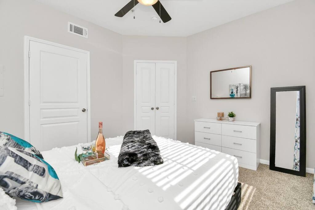 Chic Retreat-Walk To Nrg-Pool Apartment Houston Bagian luar foto