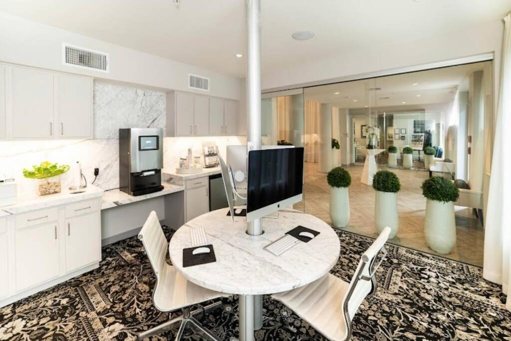 Chic Retreat-Walk To Nrg-Pool Apartment Houston Bagian luar foto