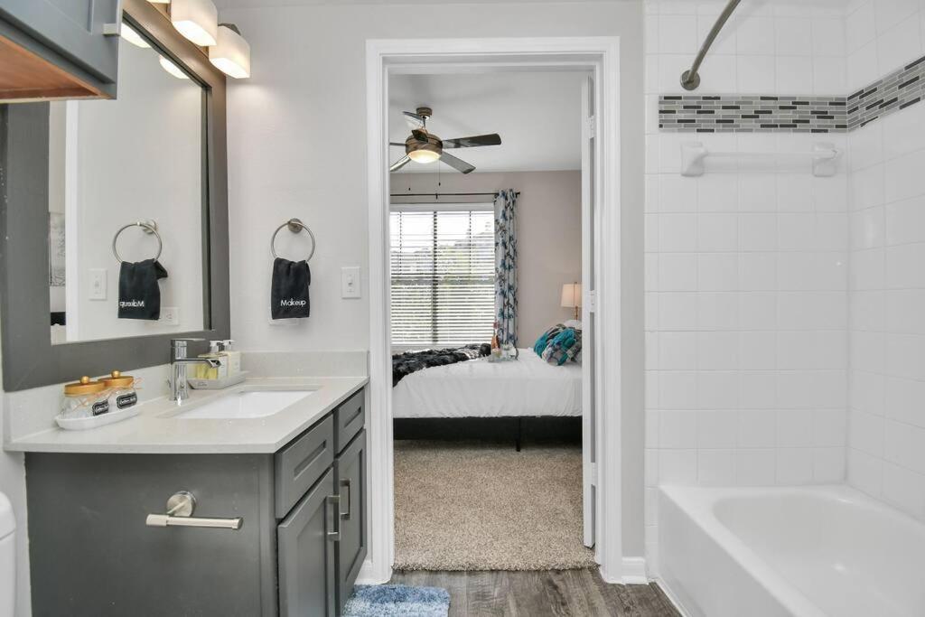 Chic Retreat-Walk To Nrg-Pool Apartment Houston Bagian luar foto