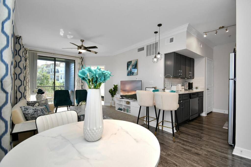 Chic Retreat-Walk To Nrg-Pool Apartment Houston Bagian luar foto