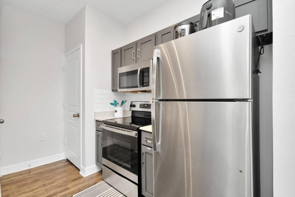 Chic Retreat-Walk To Nrg-Pool Apartment Houston Bagian luar foto