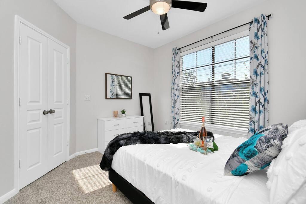 Chic Retreat-Walk To Nrg-Pool Apartment Houston Bagian luar foto